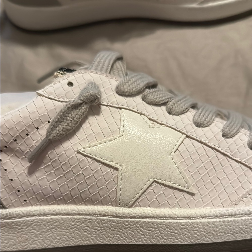 ShuShop White and Gray‎ Sneakers with Star Detail Size 8 - Picture 5 of 7